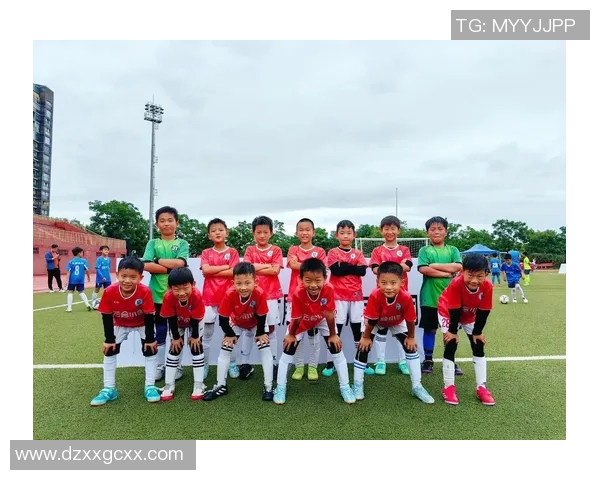 模仿足球球星跳舞动作挑战展现个性与激情的精彩瞬间